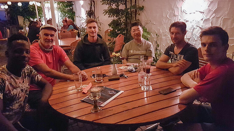 Kennenlernen im Biergarten: Abdel-Kader Salifou (von links), Andy Albert, Filip Zeljko, Koji Itagaki, Bastian Steger und Kilian Ort. Kennenlernen im Biergarten: Abdel-Kader Salifou (von links), Andy Albert, Filip Zeljko, Koji Itagaki, Bastian Steger und Kilian Ort.