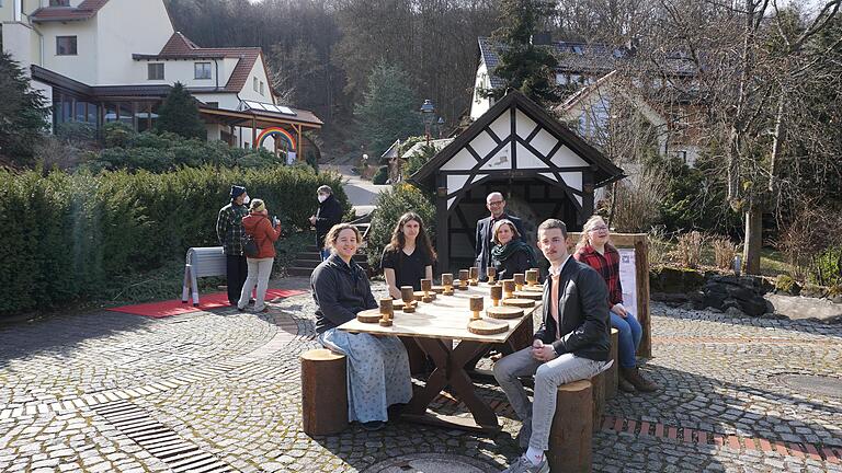 Das Team der Tagungsstätte Hohe Rhön erstellte einen österlichen Hoffnungsweg, der bis Pfingsten stehen bleiben wird und jederzeit privat zu begehen ist. Das Bild zeigt von links: Shelby Maendel, Jaron Lehner, Anke und Stefan Schroth, Sonja Bartholomäus und Jonathan Hild. Das Team der Tagungsstätte Hohe Rhön erstellte einen österlichen Hoffnungsweg, der bis Pfingsten stehen bleiben wird und jederzeit privat zu begehen ist. Das Bild zeigt von links: Shelby Maendel, Jaron Lehner, Anke und Stefan Schroth, Sonja Bartholomäus und Jonathan Hild.