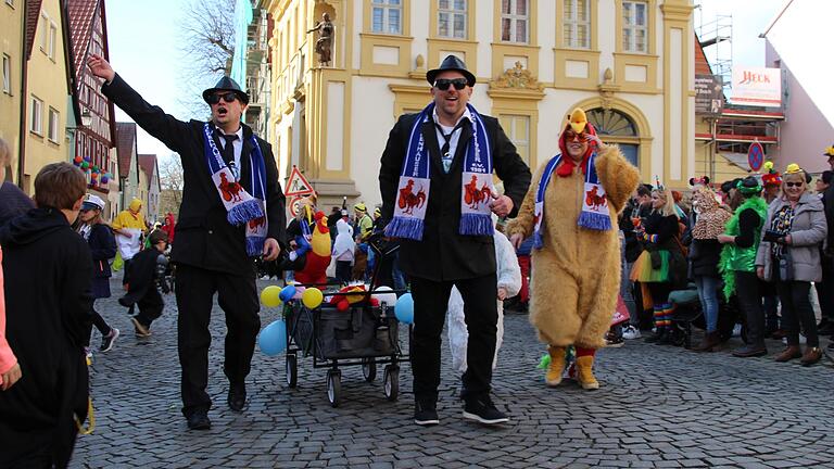 Am Faschingsdienstag ging es in Frickenhausen närrisch zu. Bei frühlingshaftem Wetter zog ein Gaudiwurm durch die Straßen. Am Faschingsdienstag ging es in Frickenhausen närrisch zu. Bei frühlingshaftem Wetter zog ein Gaudiwurm durch die Straßen.
