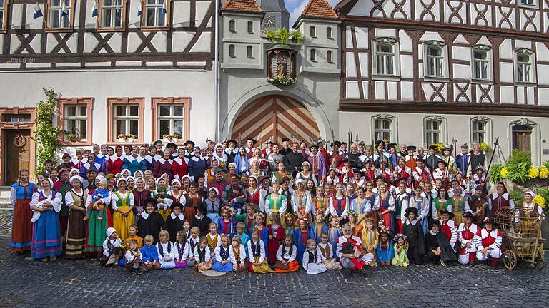 Über 200 Mitwirkende hat das historische Volksschauspiel 'Die Schutzfrau von Münnerstadt'. Im Bild alle Darstellerinnen und Darsteller, die zum 90. Geburtstag 2017 mitgespielt hatten.