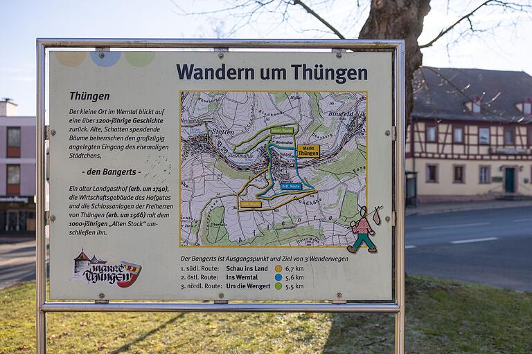 Am Startpunkt des Wanderweges gibt es eine Übersichtstafel, die den Wanderweg auf einer Karte anzeigt. Mit einem Foto davon lässt sich die Tour mit ein wenig Orientierungssinn gut finden.&nbsp;