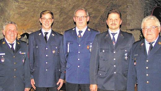 Kommandanten verabschiedet       -  (kls) Wechsel an der Spitze gab es in den zurückliegenden zwölf Monaten wieder in Feuerwehren des Abschnitts Mitte. Führungskräfte, die ihre Funktionen in andere Hände übergaben, wurden bei der Dienstversammlung verabschiedet, nämlich (im Bild) der bisherige Kommandant der Feuerwehr Lindflur Michael Schoch, der langjährige Kommandant der Feuerwehr Hopferstadt Andreas Metzger und der Kommandant der Feuerwehr Gaubüttelbrunn Bernhard Haaf. Dank sprachen ihnen Kreisbrandinspektor Alois Schimmer (ganz links) und Kreisbrandrat Heinz Geißler (ganz rechts) aus. Ausgeschieden sind auch Michael Schäffner (Kommandant Ingolstadt), Alois Spachmann (Kommandant Kirchheim) und Heiko Fischer (stellvertretender Kommandant Hopferstadt).