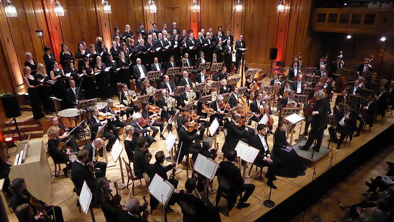 Sie boten ein eindrucksvolles Bild: Die Bamberger Symphoniker mit ihrem Chor und den beiden Solisten Andrè Schuen (Bariton) und Sunhae Im (Sopran). Fotos: Gerhild Ahnert       -  Sie boten ein eindrucksvolles Bild: Die Bamberger Symphoniker mit ihrem Chor und den beiden Solisten Andrè Schuen (Bariton) und Sunhae Im (Sopran). Fotos: Gerhild Ahnert