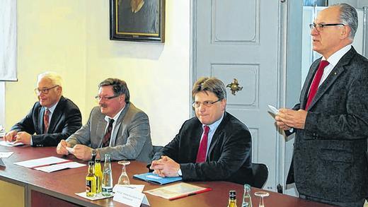 Hoher Gast in der Stadt: Bürgermeister Rudi Eck (von rechts) begrüßte Justizminister Winfried Bausback, Innenstaatssekretär Gerhard Eck und Landrat Rudolf Handwerker im Alten Rathaus. Hoher Gast in der Stadt: Bürgermeister Rudi Eck (von rechts) begrüßte Justizminister Winfried Bausback, Innenstaatssekretär Gerhard Eck und Landrat Rudolf Handwerker im Alten Rathaus.