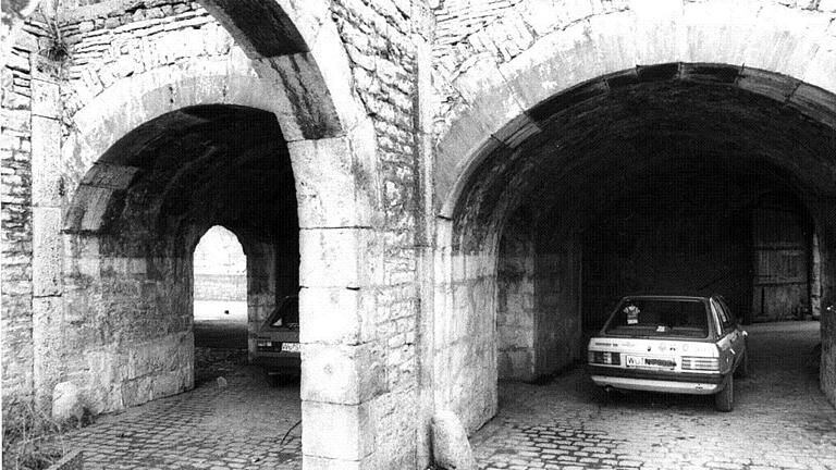 Alter Kranen       -  Bis in die späten 1960er-Jahre durften Autos noch durch das Nadelöhr der Bastion des Alten Kranen fahren, was heutzutage völlig undenkbar wäre. Fotot: Thomas Obermeier