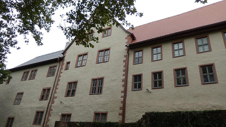Die Farben Rot und Schwarz der Dacheindeckung sollen die Bauphasen der Gebäudeteile des Lohrer Schlosses verdeutlichen. Die Farben Rot und Schwarz der Dacheindeckung sollen die Bauphasen der Gebäudeteile des Lohrer Schlosses verdeutlichen.