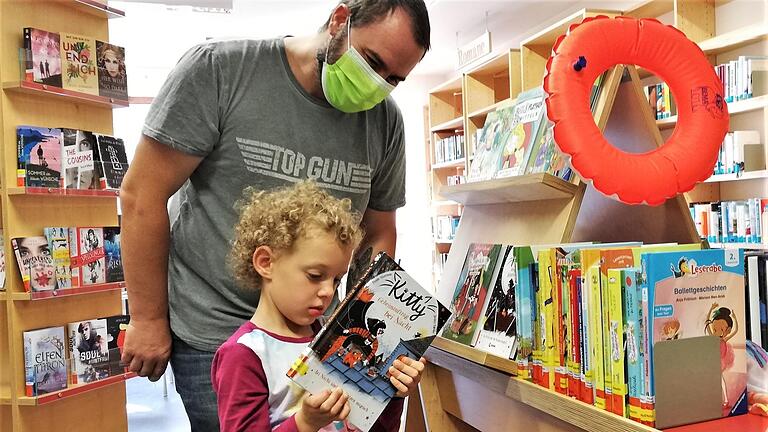 Noch zu jung für den Sommerferien-Leseclub, aber Bücher mag Edwina Schlereth (4, mit Vater Daniel) jetzt schon. Foto: Sigismund von Dobschütz       -  Noch zu jung für den Sommerferien-Leseclub, aber Bücher mag Edwina Schlereth (4, mit Vater Daniel) jetzt schon. Foto: Sigismund von Dobschütz