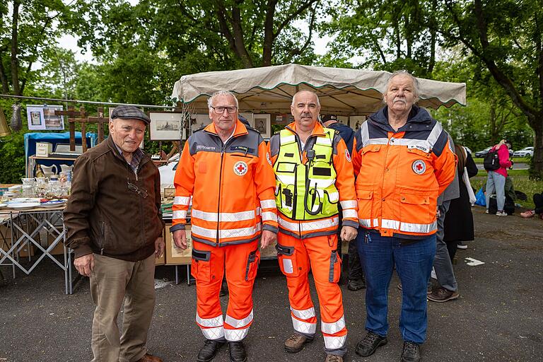 Drei der Mitbegründer des BRK Flohmarktes: (von links) Edgar Kolb, Friedel Tellert, Uwe Hand und Werner Pfister. Uwe Hand (Zweiter von rechts) übernimmt ab nächstes Jahr die Aufgabe des Flohmarkteinweisers.