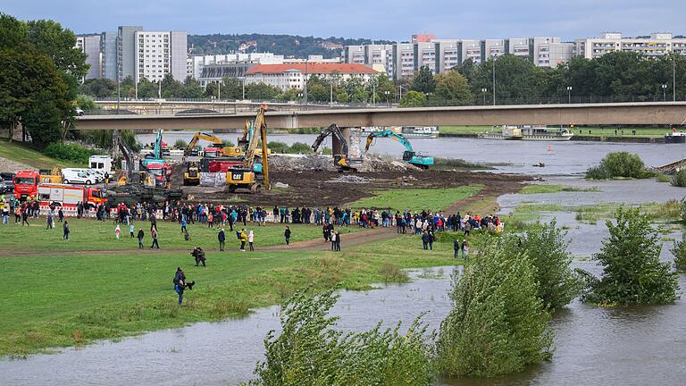 Brückeneinsturz in Dresden       -  Zahlreiche Schaulustige verfolgen am Elbufer den Abriss der eingestürzten Carolabrücke.