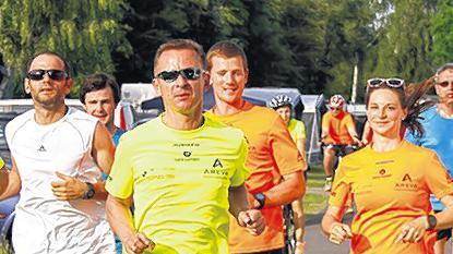 Laufen nach Frankreich: Oliver Fesser (vorne Mitte) und seine Team-Kollegen.