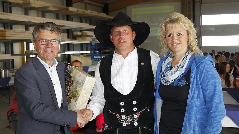 Der zweite Bürgermeister der Gemeinde Kolitzheim, Martin Mack (links im Bild) überbrachte zum Firmenjubiläum und zur Einweihung der neuen Produktionshalle in Oberspiesheim die Glückwünsche der Gemeinde an den Inhaber der Firma Holzbau Dorsch, Frank Dorsch, und seine Partnerin Jutta Roth.