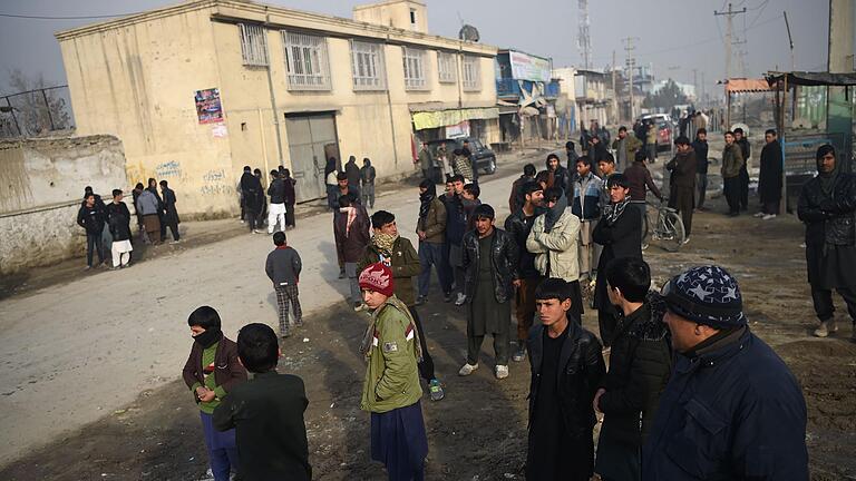 Am 15. Januar explodierte ein LKW in Kabul und tötete vier Menschen. Dieses Bild zeigt die Stelle einen Tag später. Murtaza Azizi erzählte, dass er zum Zeitpunkt des Selbstmordattentats zwei Straßen davon entfernt stand.&nbsp;