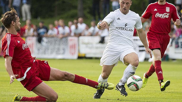 In der Relegation stand Udo Mauer für die SG Traustadt (weißes Trikot) noch auf dem Rasen, seiner SG Stadelschwarzach/Prichsenstadt kann der 34-Jährige verletzungsbedingt nur von außen helfen.