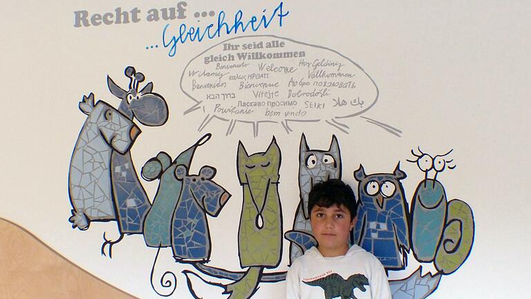 Miran, 9 Jahre, aus Syrien und Muslim erklärt: Das Recht auf Gleichheit ist direkt im Eingangsbereich zu finden. In unserem Hort sind Mädchen und Jungen, Kinder aus Deutschland und aus anderen Ländern, Kinder mit unterschiedlichen Religionen gleichermaßen willkommen. Miran, 9 Jahre, aus Syrien und Muslim erklärt: Das Recht auf Gleichheit ist direkt im Eingangsbereich zu finden. In unserem Hort sind Mädchen und Jungen, Kinder aus Deutschland und aus anderen Ländern, Kinder mit unterschiedlichen Religionen gleichermaßen willkommen.