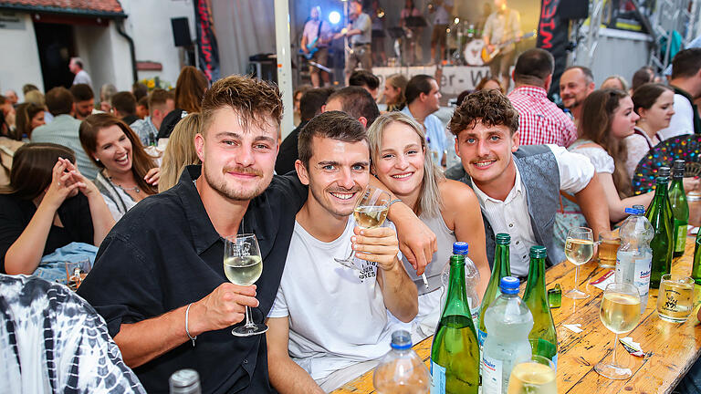 Zahlreiche Menschen besuchen am Samstag 03.08.24 das Homburger Weinfest.