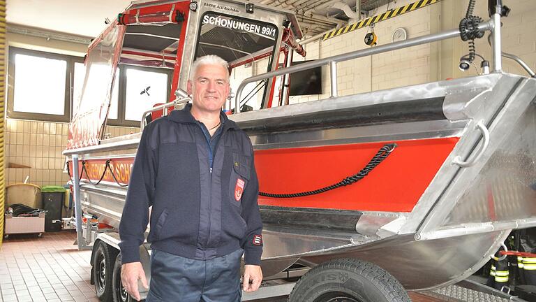 Als Vorsitzender des Feuerwehrvereins freut sich Hermann Doile über das neue Boot. Als Vorsitzender des Feuerwehrvereins freut sich Hermann Doile über das neue Boot.