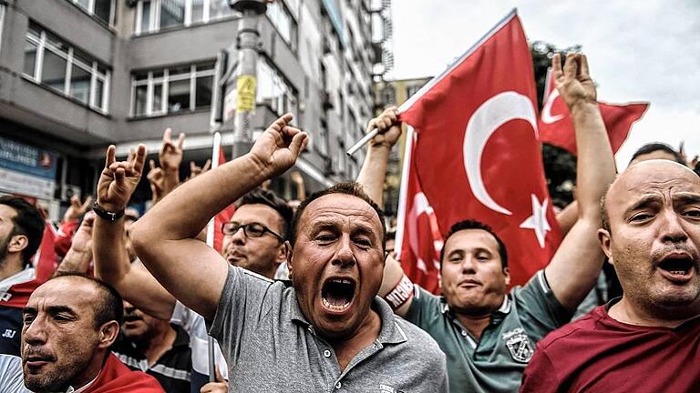 TURKEY-KURDS-CONFLICT-DEMO       -  Gesichter voller Wut: Diese Männer gingen in Istanbul auf die Straße, um gegen die kurdische Rebellenorganisation PKK zu demonstrieren. Diese hatte in den vergangenen Tagen schwere Anschläge auf türkische Polizisten und Soldaten verübt.