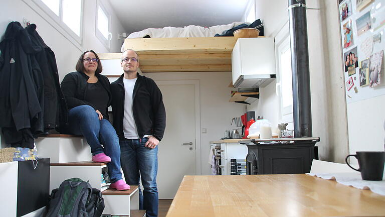 Silke und Christian Hartmann wohnen in Steinfeld in einem Tiny House.