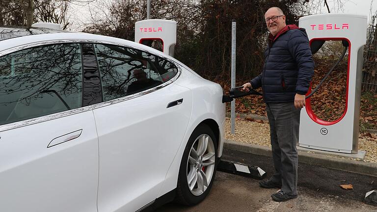 Ingo Klaus lädt seinen Tesla an den neuen Superchargern in Knetzgau. In nur fünf Minuten fließt Strom für rund 120 Kilometer in seine Akkus. Für eine Vollladung wird knapp eine Stunde benötigt.