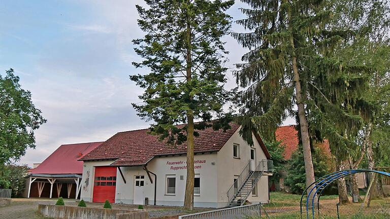 Das Feuerwehrhaus in Rupprechtshausen soll saniert werden. Ob die große Douglasie neben dem Feuerwehrhaus gefällt und eine Ersatzbepflanzung vorgenommen wird, soll nach einem Ortstermin entschieden werden.