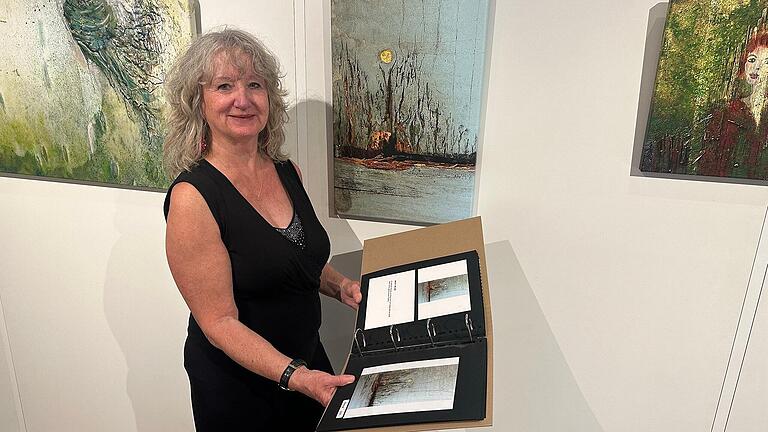 Annelie Schreiner vor ihrem Werk 'Mond', das in Neuses am Berg entstand. Annelie Schreiner vor ihrem Werk 'Mond', das in Neuses am Berg entstand.