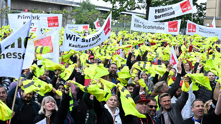 Roberto Pfeil dpa.jpg       -  Handelsbeschäftigte protestieren in Nordrhein-Westfalen für bessere Bezahlung und Arbeitsbedingungen. Auch in Bayern gehen die Warnstreiks im Handel weiter.