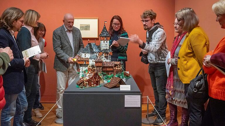 Idyllische Orte: An die Ausstellung ist diesmal ein Kindermuseum angedockt, in dem unter anderem die prachtvolle Burg eines Spielsteine-Herstellers zu sehen ist. Museumleiter Wolf Eiermann (Vierter von links) lässt sich von Stefan Fetze (Vierter von rechts) das Bauprinzip erklären.