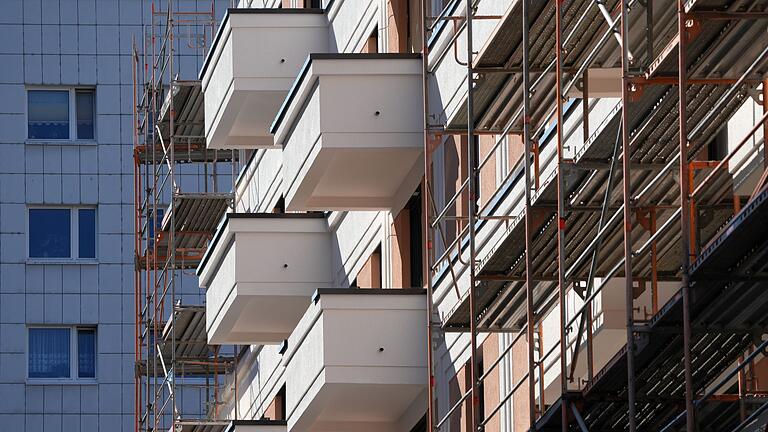 Wohnungsbau in Berlin.jpeg       -  Baugerüste sind an einem Wohnhaus zu sehen.