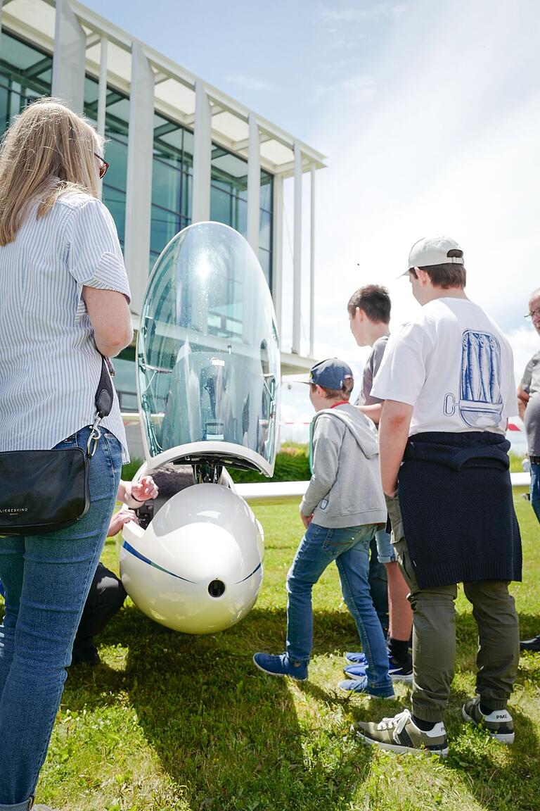 Vereine wie der Flugsportclub Giebelstadt präsentierten sich. Vereine wie der Flugsportclub Giebelstadt präsentierten sich.