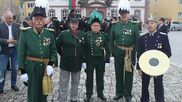 Als Gäste waren Vertreter vom Historischen Schützenkorps aus Bad Mergentheim zur Wiesentheider Kirchweih gekommen. Rechts Scheibenträger Michael Lang