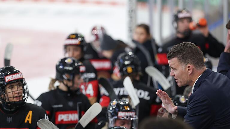 Eishockey-Bundestrainer Jeff MacLeod und sein Team - Für Bundestrainer Jeff MacLeod und die Frauen-Nationalmannschaft geht es in Bremerhaven um die Olympia-Teilnahme. Eishockey-Bundestrainer Jeff MacLeod und sein Team - Für Bundestrainer Jeff MacLeod und die Frauen-Nationalmannschaft geht es in Bremerhaven um die Olympia-Teilnahme.