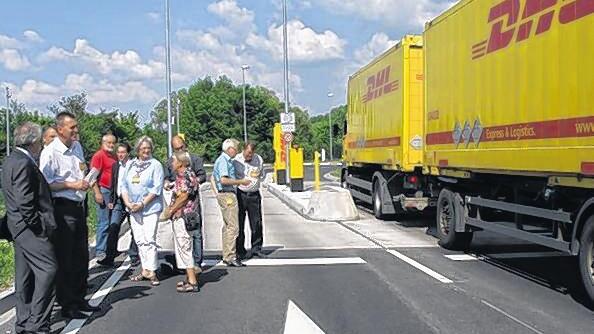 Neue Zufahrt: Ein Stadtratsdelegation mit OB Müller an der Spitze informiert sich über die Abläufe beim Paketzentrum in Kitzingen.