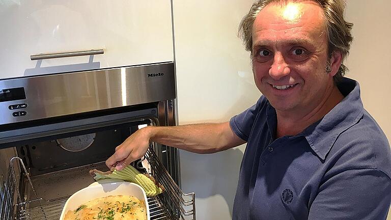 Radu Ferendino mit seiner Spargel-Lasagne nach Rezept seiner Frau.