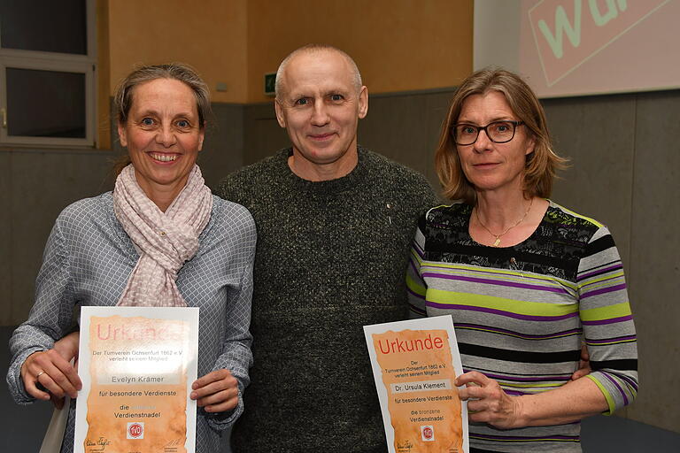 Evelyn Krämer (links) und Wasili Tschernjawski wurden mit der silbernen, Ursula Klement mit der bronzenen Ehrennadel des TVO ausgezeichnet. Evelyn Krämer (links) und Wasili Tschernjawski wurden mit der silbernen, Ursula Klement mit der bronzenen Ehrennadel des TVO ausgezeichnet. 