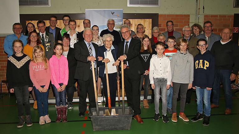 Besonderes ehrenamtliches Engagement und herausragende sportliche Leistungen fanden beim Neujahrsempfang der Gemeinde Leinach Anerkennung. Vorne in der Mitte zweiter Bürgermeister Erhard Franz und Bürgermeister Uwe Klüpfel mit Brunhilde Grunert, die im Mai ihren 100. Geburtstag feiert.