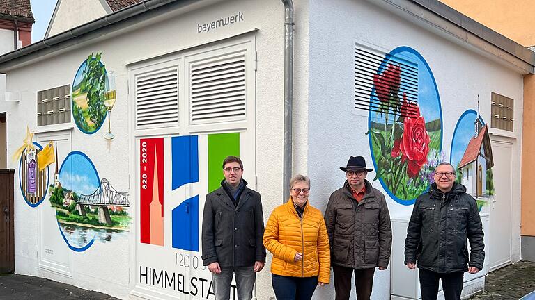 Johannes Haimann (Entwurfsfertiger), Ingrid Haimann (Vorsitzende AK 1200-Jahrfeier), Herbert Hemmelmann (Erster Bürgermeister) und Frank Schneider (Bayernwerk AG) vor der bemalten Trafostation in Himmelstadt.