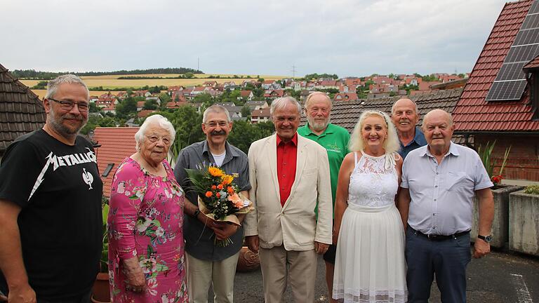 Auf dem Foto Vorstandsmitglied Marc Schenk, Arbeitskreisleiterin Margot Wolf, neuer Vorsitzender Josef Grodel, bisheriger Vorsitzender Günther Liepert, Kassenprüfer Karl Michel, Arbeitskreisleiterin Elisabeth Eichinger-Fuchs, Kassenprüfer Alfred Schmitt, Arbeitskreisleiter Hans-Bernd Weinand.