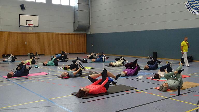 Die Teilnehmer bei der Yoga Stunde.