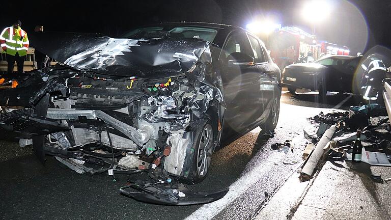 Verkehrsunfall auf der B8 bei Biebelried: Drei Autos krachten ineinander, drei Personen wurden leicht verletzt.