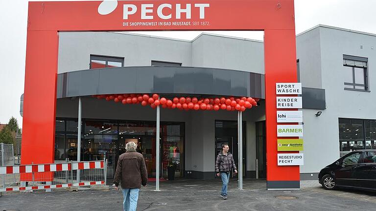 Pecht neuer Eingang       -  Der rote Rahmen rund um den neuen Eingang der Pecht Shoppingwelt macht unmissverständlich klar, wo es lang geht.