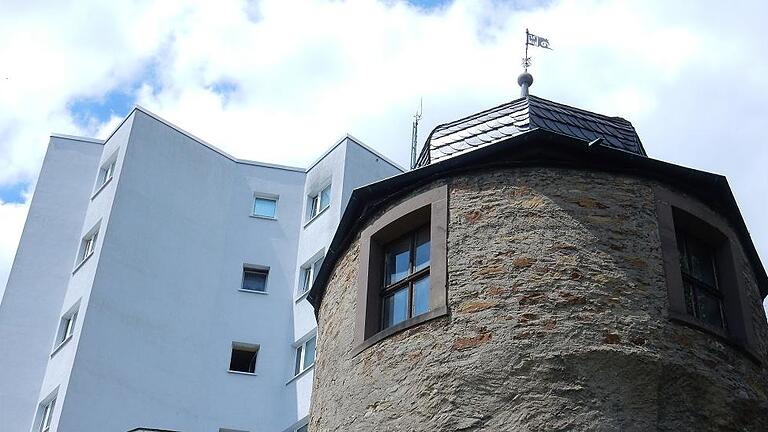 Die Stadt richtet den Samtturm am Gretel-Baumbach-Haus der Arbeiterwohlfahrt her.