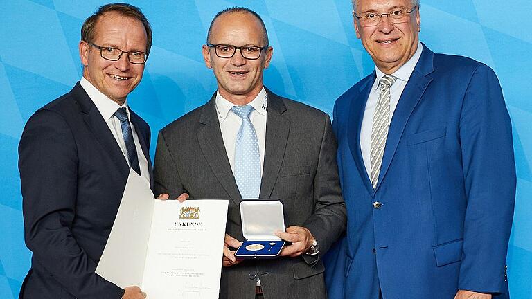 Günther Jackl erhielt die Ehrenmedaille für besondere Verdienste um den Sport in Bayern aus den Händen von Innenminister Joachim Herrmann (rechts) und BLSV-Präsident Jörg Ammon (links).