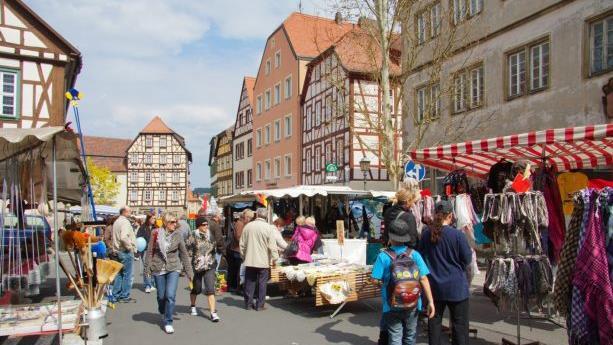 In den Straßen von Münnerstadt herrscht am Sonntag, 14. April buntes Treiben beim Frühlingsmarkt. Ebenso haben Geschäfte und Gastronomie geöffnet.   Foto: Christine Schikora       -  In den Straßen von Münnerstadt herrscht am Sonntag, 14. April buntes Treiben beim Frühlingsmarkt. Ebenso haben Geschäfte und Gastronomie geöffnet.   Foto: Christine Schikora