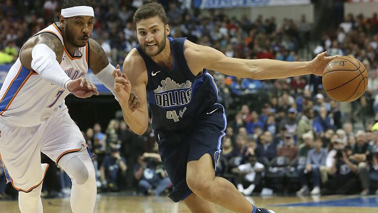 Maximilian Kleber (rechts) nahm teil am auf unbestimmte Zeit letzten NBA-Spiel, das Dallas gewann.