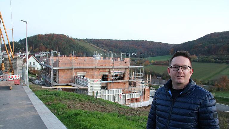 Florian Blank ist der erste, der im neuen Ramsthaler Baugebiet ein Haus baut. Wie viele Nachbarn er demnächst bekommt, ist in der aktuellen Lage fraglich.       -  Florian Blank ist der erste, der im neuen Ramsthaler Baugebiet ein Haus baut. Wie viele Nachbarn er demnächst bekommt, ist in der aktuellen Lage fraglich.