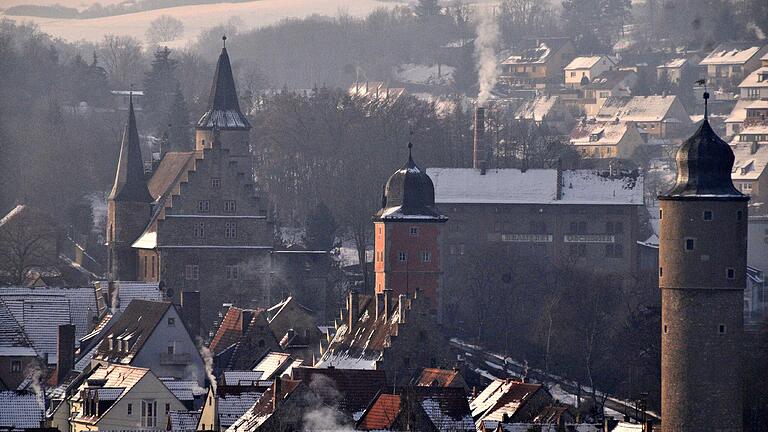 Das Palatium (links) war bei Ausbruch des Bauernkriegs Amtsitz des Domkapitels in Ochsenfurt. Vermutlich wurde hier&nbsp; über Zugeständnisse der Stadtherrn verhandelt, um zu verhindern, dass sich Ochsenfurter Bürger den rebellierenden Bauern anschlossen.