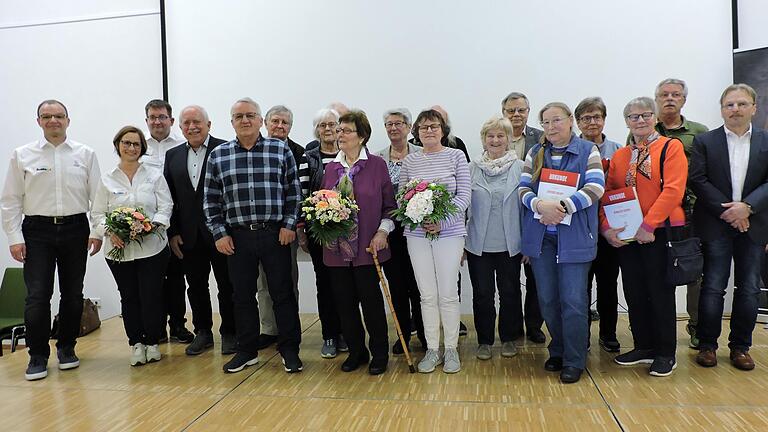 Jahrzehntelange Mitglieder des TSV Lohr wurden bei der Jahresversammlung  für ihre Treue zum Verein geehrt von den Vorsitzenden (von links) Thomas Graf, Carmen Burk und Dirk Lorenz. Zum Ehrenmitglied ernannt wurde Ulla Menzel (Zehnte von rechts).&nbsp;