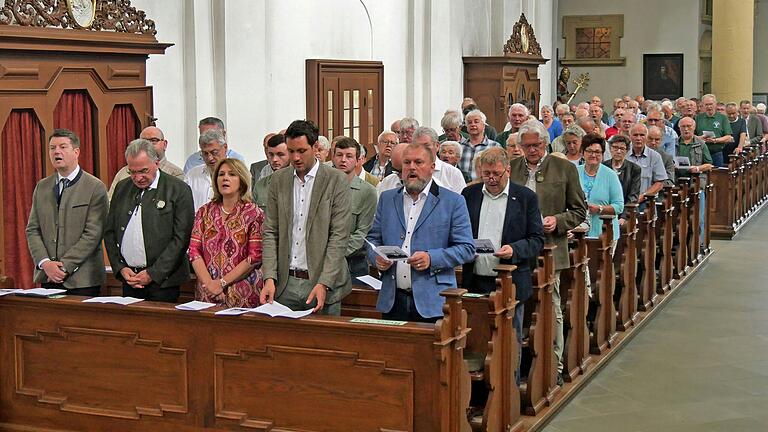Festlicher Gottesdienst der Hubertusbrüder in Fährbrück: Der bayerische Innenstaatssekretär Sandro Kirchner (links) war Ehrengast und Festredner bei der Kundgebung. Festlicher Gottesdienst der Hubertusbrüder in Fährbrück: Der bayerische Innenstaatssekretär Sandro Kirchner (links) war Ehrengast und Festredner bei der Kundgebung.
