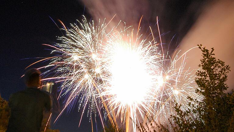 Feuerwerk zum Abschluss des Rakoczy-Fests 2024       -  Der Himmel über Bad Kissingen war am Sonntag für 15 Minuten Bühne für das spektakuläre Abschlussfeuerwerk.