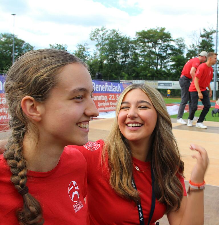 Verena Löser und Johanna Eberhard vom Organisationsteam des Spendenlaufs freuen sich über den großen Erfolg.